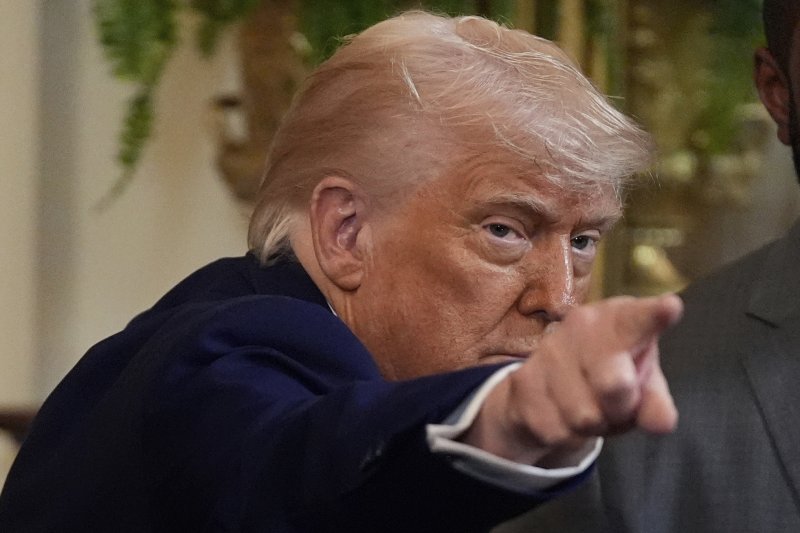 미국의 도널드 트럼프 대통령이 21일(현지시간) 미국 워싱턴DC 백악관에서 미국 NCAA 남자 농구 챔피언십 우승 팀인 플로리다 게이터스 환영식에 참석해 이동하고 있다.AP뉴시스