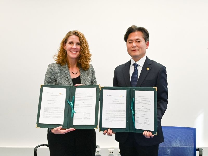 지난 21일(현지시간) 업무협약을 체결하고 있는 유엔 마약&middot;범죄사무소(UNODC) 캔디스 웰치 정책분석홍보국장(왼쪽)과 이준형 경찰청 국제협력관. 사진=경찰청 제공