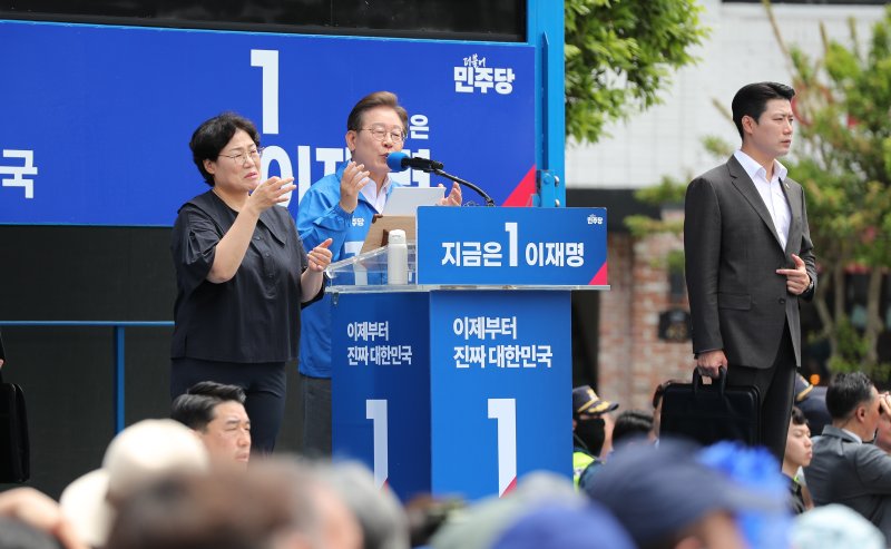 이재명 더불어민주당 대선 후보가 22일 오전 제주시 일도일동 동문로터리에서 열린 유세에서 연설을 하고 있다. 뉴시스 제