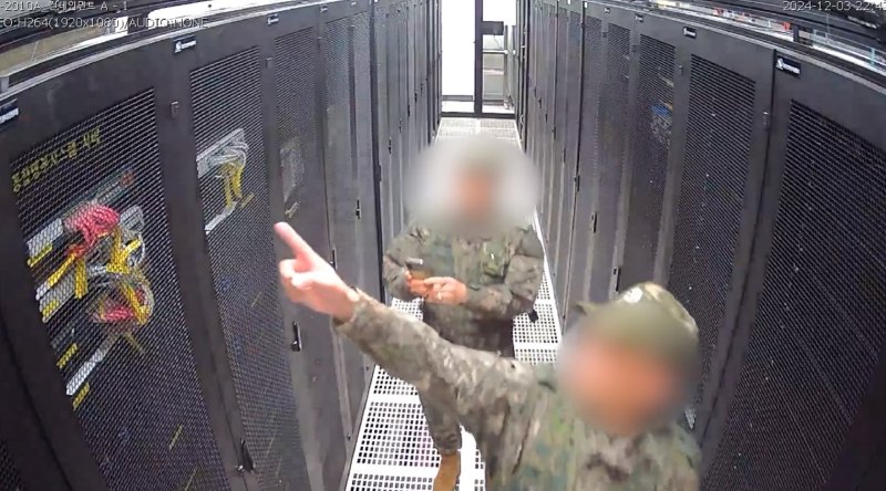 12&middot;3 계엄령 선포 이후 선거관리위원회에 투입된 계엄군이 선관위 시스템 서버를 촬영하고 있다. 행정안전위원회 제공 