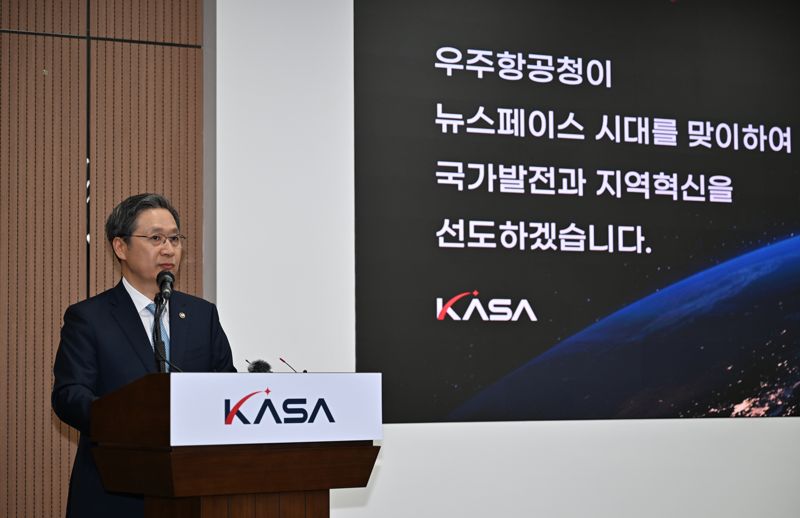 윤영빈 우주항공청장이 21일 오후 경남 사천 우주항공청에서 개최된 개청 1주년 기자간담회에서 인사말을 하고 있다. 우주항공청 제공