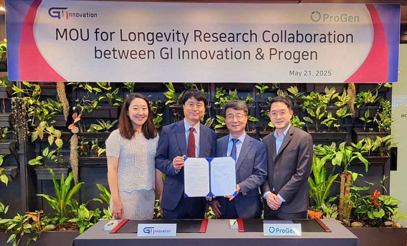 윤나리 <span id='_stock_code_358570' data-stockcode='358570'>지아이이노베이션</span> 전무, 장명호 지아이이노베이션 대표, 김종균 프로젠 대표, 김세원 프로젠 이사(왼쪽부터)가 지난 21일 협약식을 갖고 기념사진 촬영을 하고 있다. 지아이이노베이션 제공