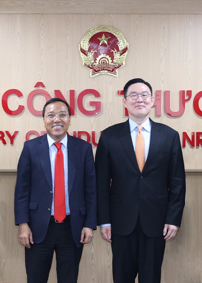 구본규 <span id='_stock_code_006260' data-stockcode='006260'>LS</span>전선 대표(오른쪽)와 응우옌 호앙 롱 베트남 산업자원통상부 차관이 지난 22일 베트남 하노이 산업통상부에서 열린 간담회에서 기념 촬영하고 있다. <span id='_stock_code_229640' data-stockcode='229640'>LS에코에너지</span> 제공. 