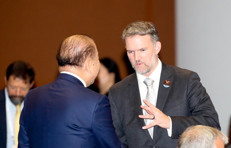 제이미슨 그리어 미국 무역대표부(USTR) 대표가 지난 15일 오후 서귀포 제주국제컨벤션센터(ICC)에서 열린 아시아태평양경제협력체(APEC) 통상장관회의에 앞서 참석자들과 대화를 나누고 있다. 뉴시스 제공