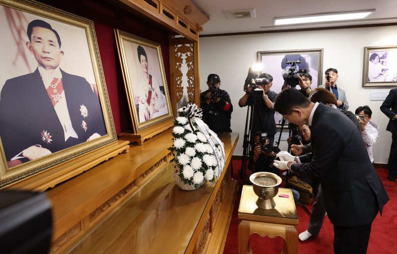 김문수 국민의힘 대선 후보가 24일 경북 구미시 박정희 전 대통령 생가를 방문해 분향하고 있다. 뉴시스