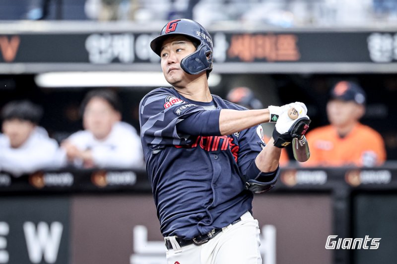 롯데 자이언츠 내야수 손호영이 24일 열린 KBO리그 대전 한화 이글스전에서 5타수 5안타 2타점 2득점으로 활약, 팀의 8-6 역전승을 이끌었다.롯데자이언츠 제공
