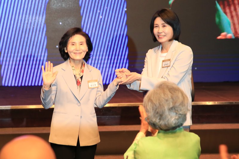 이재명 더불어민주당 대통령 후보의 부인 김혜경(오른쪽) 여사와 김문수 국민의힘 대통령 후보의 부인 설난영 여사가 지난 12일 서울 중구 신라호텔에서 열린 중앙신도회 창립 70주년 기념식에 참석해 손을 잡고 있다. (조계종 제공) /사진=뉴스1