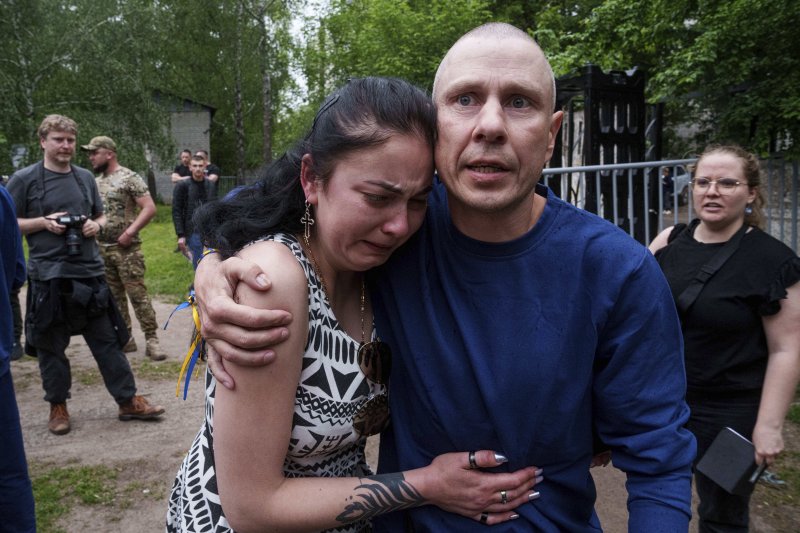 우크라이나 체르니히우 지역에서 러시아에서 송환된 우크라이나 군인이 24일 부인을 껴안고 감격해 하고 있다. AP 연합뉴스