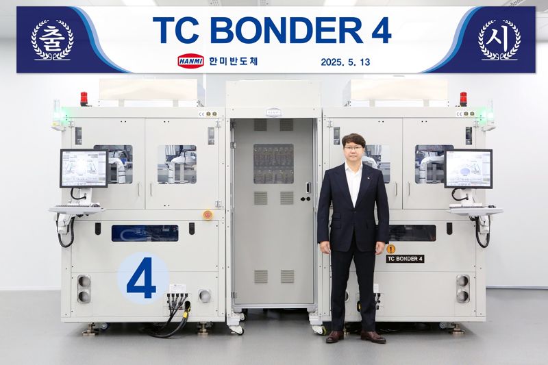 곽동신 한미반도체 회장이 TC본더 앞에서 기념 촬영을 하고 있다. 한미반도체 제공