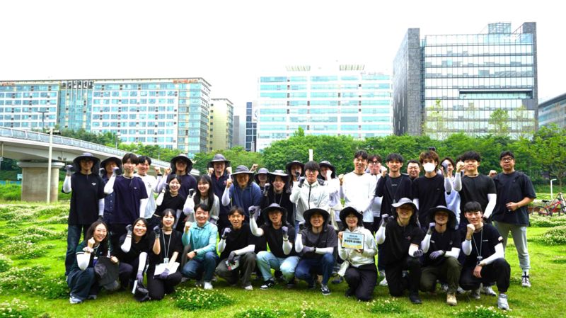 <span id='_stock_code_053800' data-stockcode='053800'>안랩</span> 임직원들이 탄천 수내습지생태원에서 환경정화 봉사활동을 하고 기념사진을 촬영하고 있다. 안랩 제공