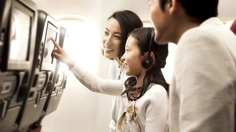 비행기 기내에서 단말기를 이용해 영호ㅘ 등을 보고 있는 탑승자들 . 연합뉴스