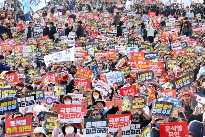 15일 서울 종로구 사직로에서 열린 '윤석열즉각퇴진&middot;사회대개혁 비상행동 대행진'에서 참가자들이 피켓을 들고 구호를 외치고 있다. /사진=뉴스1