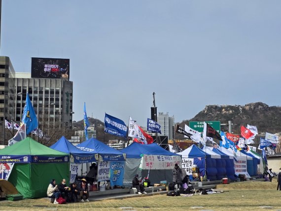 15일 오전 서울지하철 3호선 경복궁역 4번 출구 서십자각터부터 광화문교차로 방향 약 250m 일대의 집회 장소 한편에는 탄핵 찬성 측이 마련한 부스와 텐트가 설치됐다. /사진=서지윤 기자