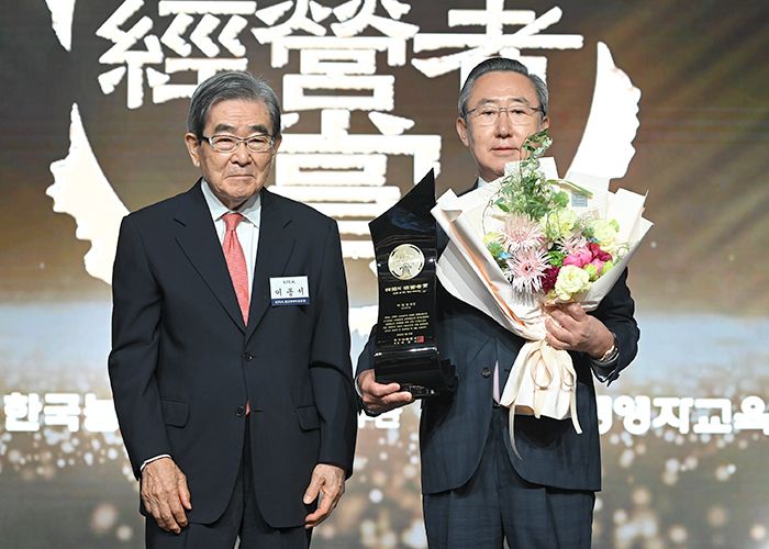 백정호 <span id='_stock_code_102260' data-stockcode='102260'>동성케미컬</span> 회장(오른쪽)이 ‘2025년 한국의 경영자상’ 수상 후 이봉서 한국능률협회 회장과 기념촬영을 하고 있다. 동성케미컬 제공