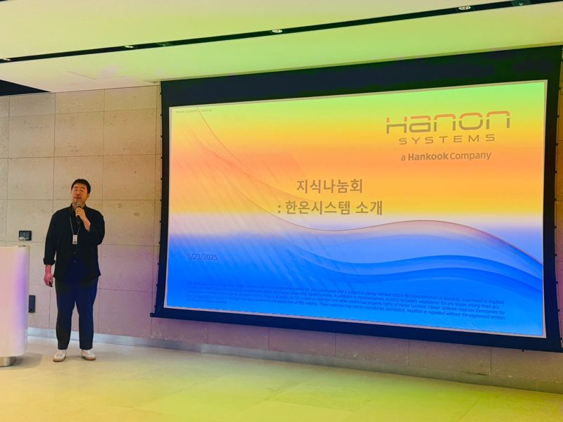 안종웅 <span id='_stock_code_018880' data-stockcode='018880'>한온시스템</span> 책임이 지난 23일 경기도 판교 본사 테크노플렉스에서 열린 '제20회 지식나눔회'에 참가해 동료들과 소통하고 있다. 한국앤컴퍼니그룹 제공