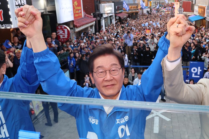[천안&#x3D;뉴시스] 조성봉 기자 &#x3D; 이재명 더불어민주당 대선 후보가 25일 충남 천안시 동남구 천안 신부문화거리에서 열린 유세에서 시민들에게 지지를 호소하고 있다. (공동취재) 2025.05.25. photo@newsis.com &lt;저작권자ⓒ 공감언론 뉴시스통신사. 무단전재-재배포 금지.&gt; &#x2F;사진&#x3D;뉴시스화상