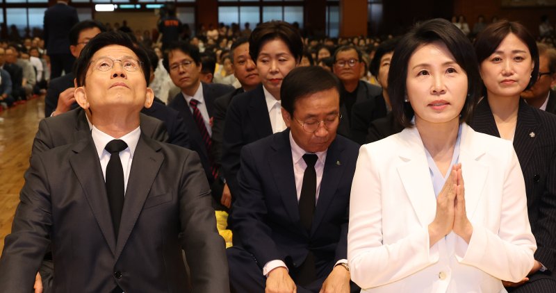 김문수 김문수 대선 후보와 더불어민주당 이재명 대선 후보의 배우자 김혜경씨가 지난 24일 충북 단양군 구인사에서 열린 상월원각대조사 제51주기 열반대재에 참석하고 있다. 연합뉴스