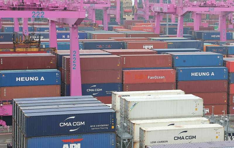 지난 16일 인천시 연수구 인천신항에서 컨테이너 상&middot;하역 작업이 이뤄지고 있다. 뉴스1 제공