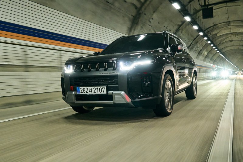 <span id='_stock_code_003620' data-stockcode='003620'>KG모빌리티</span>의 토레스 하이브리드 주행 모습. KG모빌리티 제공