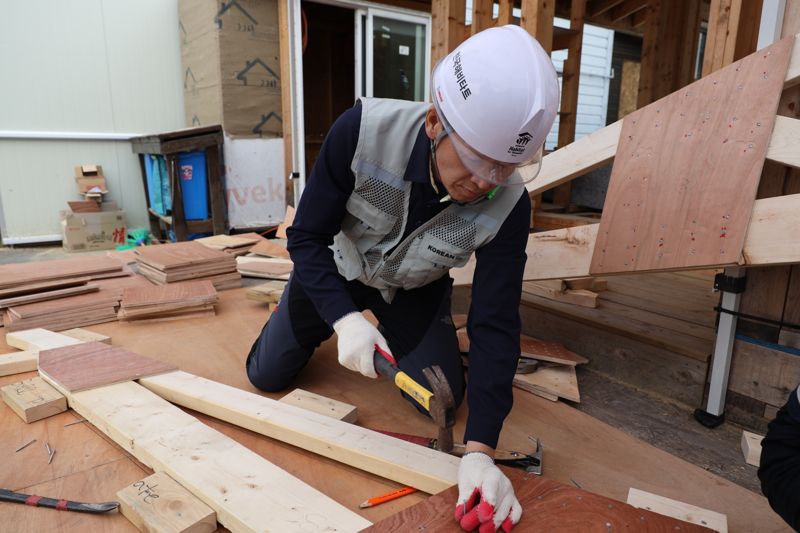 원종규 <span id='_stock_code_003690' data-stockcode='003690'>코리안리</span> 사장이 지난 22일 천안 해비타트 빌더스 스쿨에서 집짓기 봉사활동에 참여하고 있다.&#x2F;사진&#x3D;코리안리