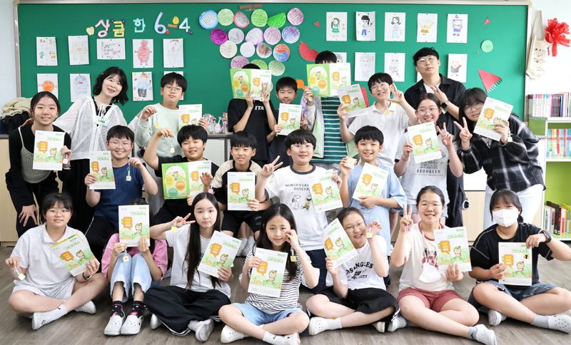 초등학교에서 교육봉사에 나선 <span id='_stock_code_051910' data-stockcode='051910'>LG화학</span> 임직원 봉사단과 학생들이 기념촬영을 하고 있다. LG화학 제공