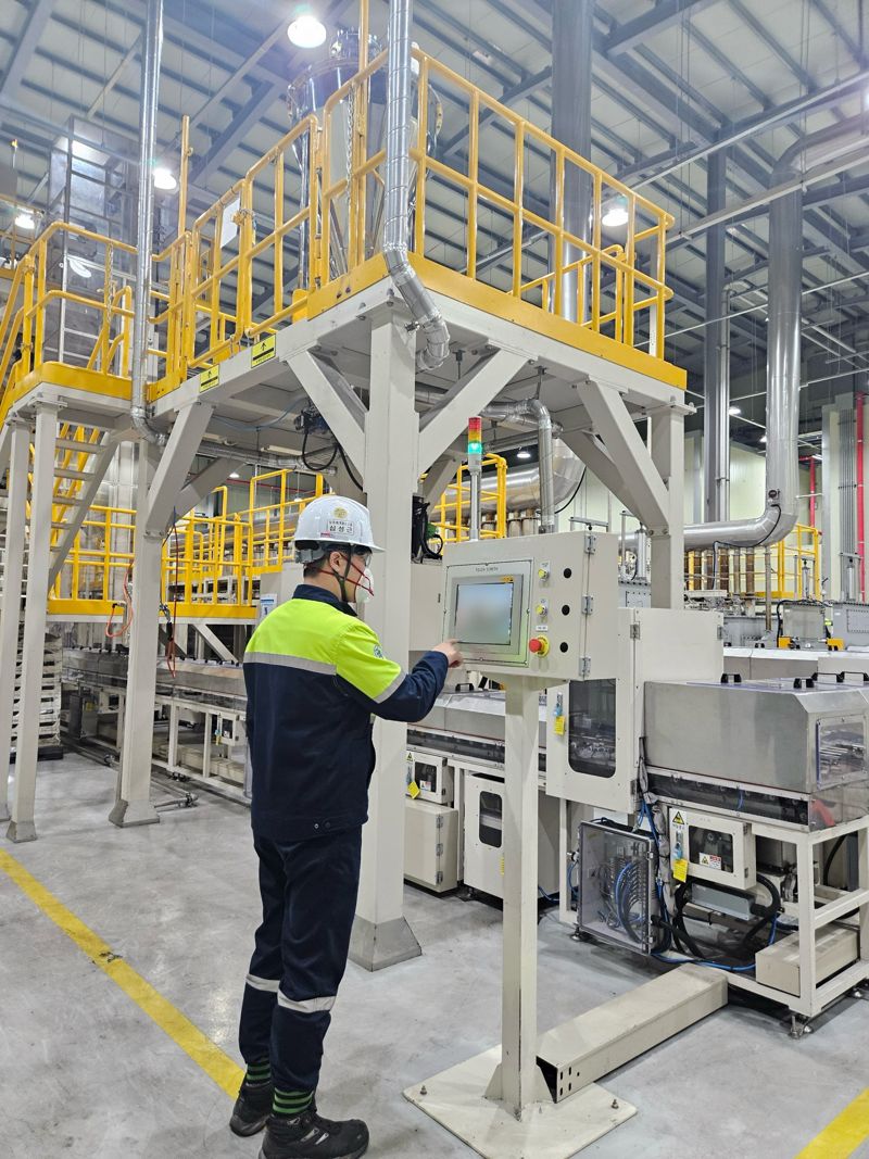 <span id='_stock_code_003670' data-stockcode='003670'>포스코퓨처엠</span> 직원이 세종 기술연구소 파일럿 플랜트에서 LMR 양극재 제품 생산을 테스트하고 있다. 포스코퓨처엠 제공