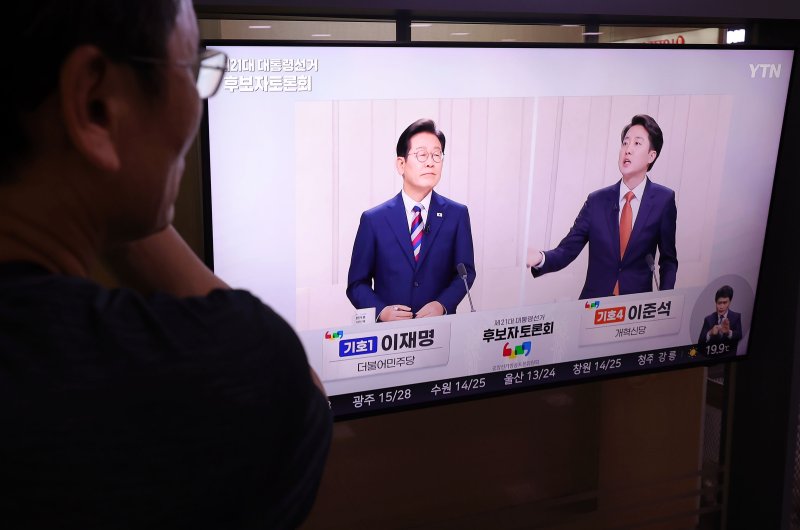 27일 오후 서울역 대합실에서 한 시민이 중앙선거방송토론위원회 주관 제21대 대통령선거 3차 후보자 토론회를 시청하고 있다. &#x2F;사진&#x3D;뉴시스화상