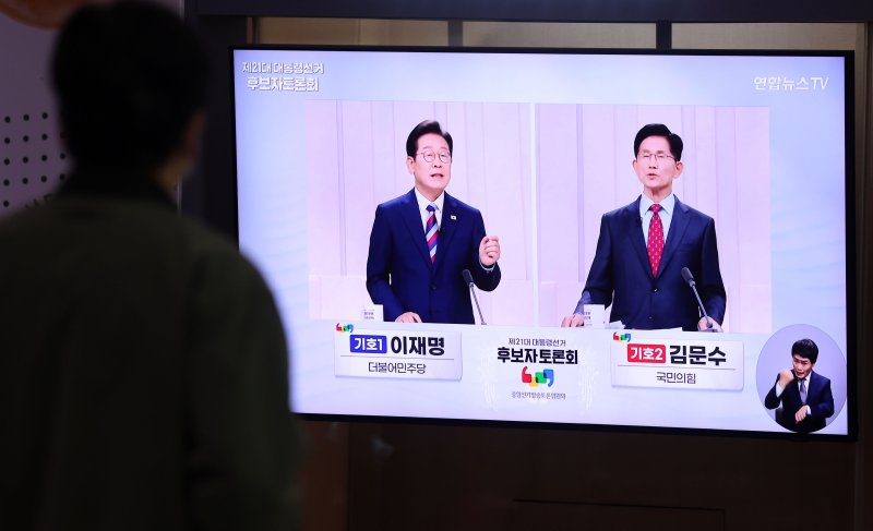 27일 오후 서울역 대합실에서 한 시민이 중앙선거방송토론위원회 주관 제21대 대통령선거 3차 후보자 토론회를 시청하고 있다. 사진=뉴시스