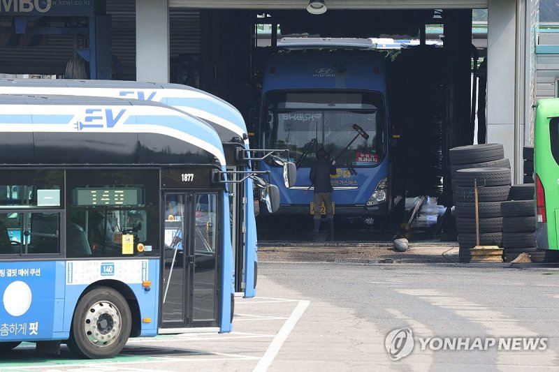 서울 시내버스 파업이 간밤 노사 협상 끝에 유보돼 28일 정상 운행될 예정이다. 연합