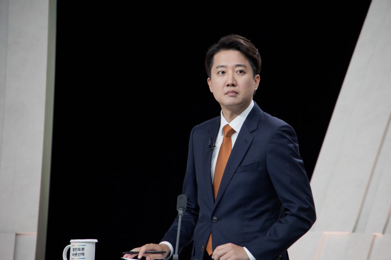 이준석 개혁신당 대통령 후보가 27일 서울 상암 MBC스튜디오에서 열린 21대 대선후보 3차 토론회에 참석해 토론 준비를 하고 있다. 2025.5.27/뉴스1 ⓒ News1 국회사진기자단 /사진=뉴스1