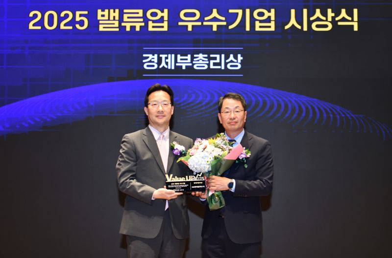 김영기 <span id='_stock_code_267260' data-stockcode='267260'>HD현대일렉트릭</span> 대표(오른쪽)가 지난 27일 2025년 밸류업 우수기업 시상식에서 '경제부총리상'을 수상하고 기념촬영을 하고 있다. HD현대일렉트릭 제공