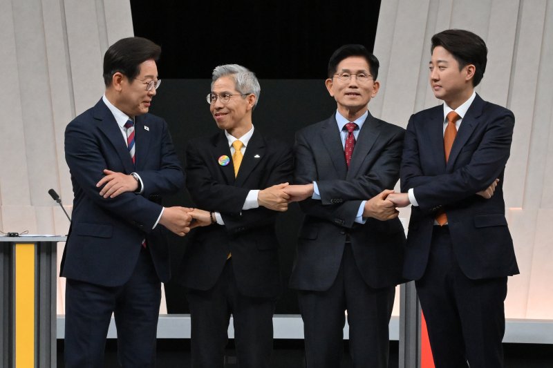 (왼쪽부터) 이재명 더불어민주당 대통령 후보, 권영국 민주노동당 대통령 후보, 김문수 국민의힘 대통령 후보, 이준석 개혁신당 대통령 후보가 27일 서울 마포구 상암동 MBC 스튜디오에서 진행된 정치 분야 TV토론회에 앞서 포즈를 취하고 있다. 뉴스1 제