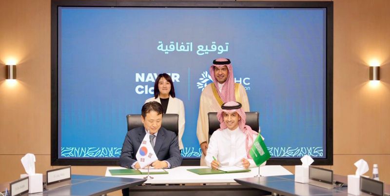 채선주 네이버 전략사업대표(왼쪽 뒤부터 시계방향으로), 마제드 알 호가일 자치행정주택부 장관, 라이얀 알아킬 NHC 이노베이션 최고경영자(CEO), 한상영 네이버클라우드 글로벌 DX&amp;이노베이션 전무가 합작법인 계약서에 서명한 후 기념촬영하고 있다. 네이버클라우드 제공