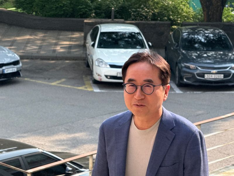 장덕현 <span id='_stock_code_009150' data-stockcode='009150'>삼성전기</span> 사장이 28일 서울대 강연에 앞서 기자를 만나 삼성전기의 사업 방향에 대해 말하고 있다. 사진=임수빈 기자