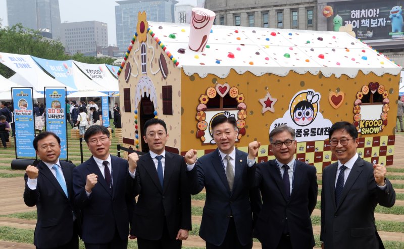 파이낸셜뉴스가 28일 서울 중구 서울광장과 더플라자호텔 서울에서 진행한 '2025 서울식품유통대전(K푸드쇼)'에 참석한 귀빈들이 모형 과자집 앞에서 파이팅을 외치고 있다. 오른쪽부터 염규석 한국편의점산업협회 상근부회장, 김용민 파이낸셜뉴스 상무, 박범수 농림축산식품부 차관, 전선익 파이낸셜뉴스 부회장, 우영택 식품의약품안전처 차장 직무대리, 김홍재 파이낸셜뉴스 편집국장 사진=박범준 기자