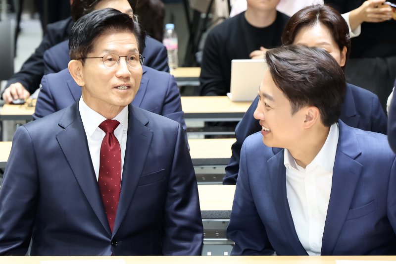 김문수 국민의힘 대통령 후보(왼쪽)와 이준석 개혁신당 대통령 후보가 지난 19일 오전 서울 중구 서울시청에서 열린 '약자와 동행하는 서울 토론회'에 참석해 나란히 앉아 있다. /사진=뉴스1