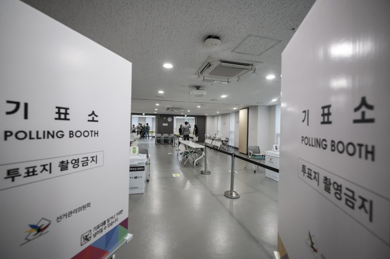 제21대 대통령 선거 사전투표를 하루 앞둔 28일 서울 중구 신당누리센터에 사전투표소가 설치되어 있다. 2025.05.28. /사진=뉴시스