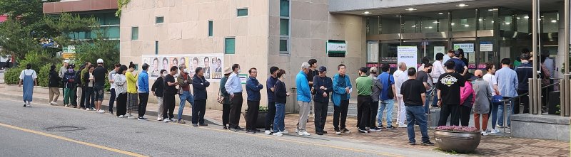 제21대 대통령 선거 사전 투표 첫날인 29일 전북 전주시 서신동주민센터에 마련된 사전투표소를 찾은 유권자들이 줄지어 서 있다. 뉴스1