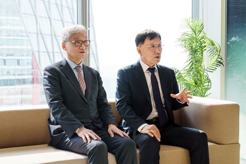 법무법인 대륜의 여상원·조영곤 변호사(왼쪽부터)가 SKT 유심유출 사건 국민 소송에 대한 견해를 밝히고 있다. 법무법인 대륜