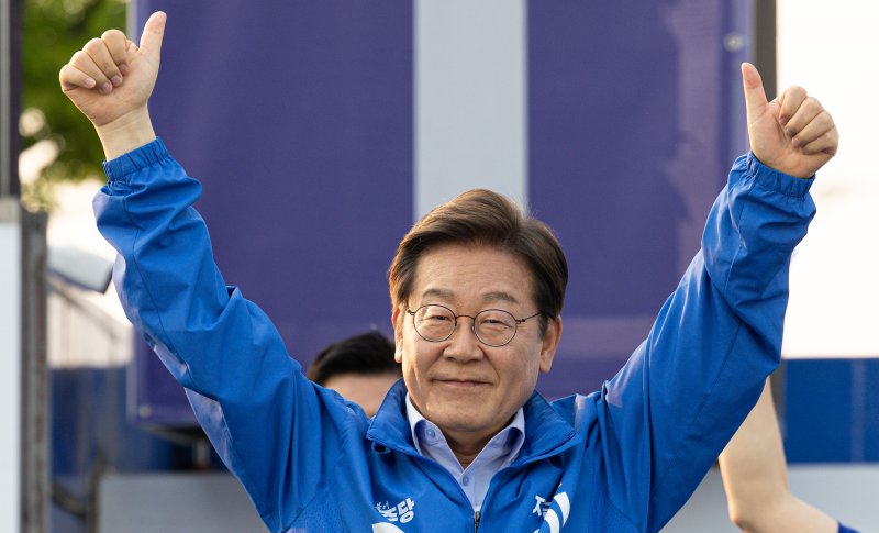 이재명 더불어민주당 대통령 후보가 30일 오후 충북 충주시 충주체육관 시계탑광장에서 시민들에게 인사하고 있다. 2025.5.30/뉴스1 ⓒ News1 이재명 기자 /사진=뉴스1