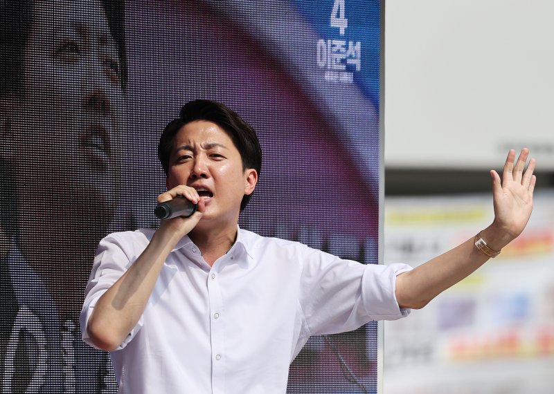 이준석 개혁신당 대통령 후보가 제21대 대통령 선거를 사흘 앞둔 31일 오후 경기 안양시 평촌로데오거리에서 열린 유세에서 막판 지지를 호소하고 있다. 뉴스1