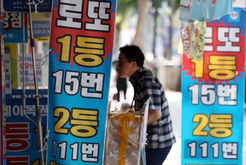 서울시내 한 복권판매점에서 방문객들이 복권을 구매하고 있다. 2024.07.14. kmn@newsis.com /사진=뉴시스