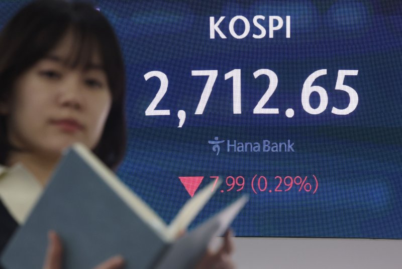 지난달 30일 오전 서울 중구 하나은행 딜링룸 전광판에 지수가 표시되고 있다. /사진=뉴시스