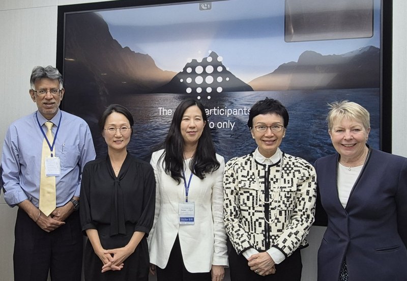 신한금융지주 윤재원 이사회 의장이 지난달 27일 홍콩에서 현지 주요 투자자들과 투자설명회(IR)를 연 뒤 기념촬영을 하고 있다. 왼쪽부터 아마르 길 아시아기업지배구조협회(ACGA) 사무총장, 박유경 APG자산운용 EM주식부문장, 윤 의장, 카 시 리우 홍콩신탁이사회협회장, 프루 베넷 브런즈윅그룹 파트너. 신한금융 제공