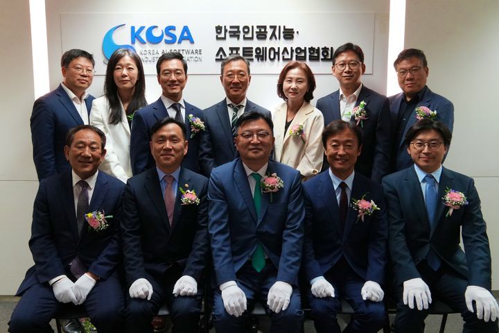 (위쪽 왼쪽부터) 김국현 과기정통부 소프트웨어산업과장, 박승애 지란지교소프트 대표, 정상원 <span id='_stock_code_047560' data-stockcode='047560'>이스트소프트</span> 대표, 강용성 와이즈넛 대표, 박연정 KOSA 전무, 배경훈 <span id='_stock_code_003550' data-stockcode='003550'>LG</span> AI연구원장, 최강민 KOSA 사무국장 (아래 왼쪽부터) 서성일 KOSA 부회장, 강도현 과기정통부 제2차관, 조준희 KOSA회장, 장인수 <span id='_stock_code_296640' data-stockcode='296640'>이노룰스</span> 대표, 이주완 메가존클라우드 의장이 기념촬영 하고 있다(사진&#x3D;KOSA제공) *재판매 및 DB 금지