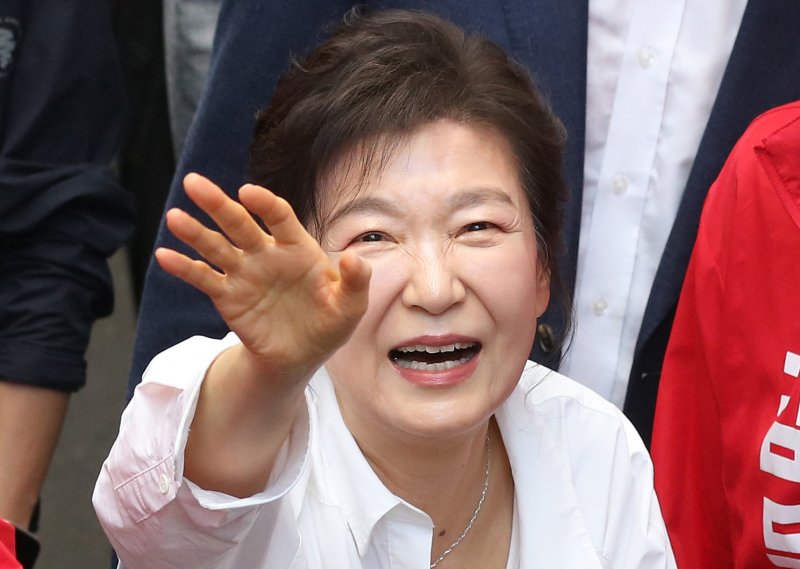 박근혜 전 대통령이 지난 5월 31일 오후 대구 중구 서문시장을 찾아 구름 인파 속을 지나며 시민들과 인사하고 있다. 뉴스1