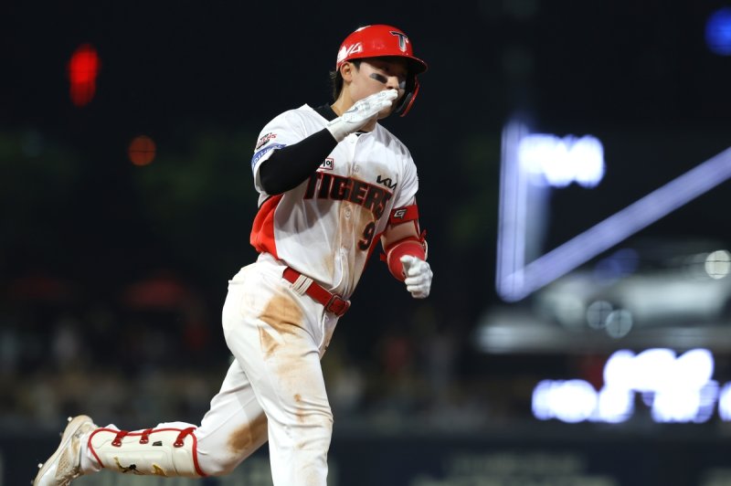 KIA 윤도현이 1일 kt전에서 생애 첫 멀티 홈런을 때려내고 있다.연합뉴스