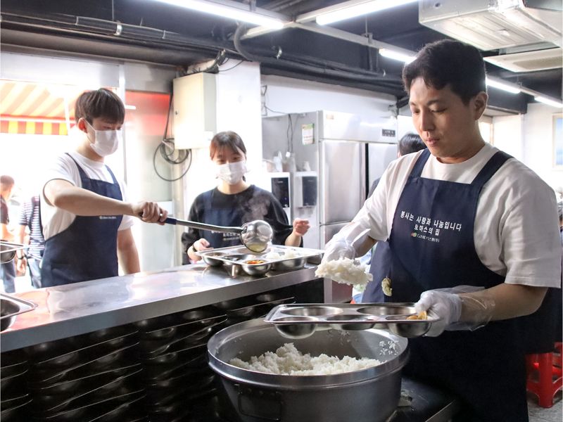 마스턴투자운용 임직원들이 서울시 영등포구 소재 ‘토마스의 집’에서 배식 봉사활동에 참여하고 있다. 마스턴투자운용 브랜드전략팀 제공. 