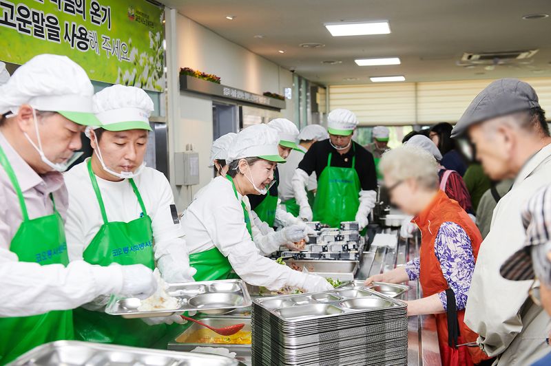 서창희 <span id='_stock_code_002020' data-stockcode='002020'>코오롱</span>사회봉사단 총단장(왼쪽 세번째)이 지난 5월 30일 과천시노인복지관에서 배식 봉사활동에 참여하고 있다. 코오롱 제공