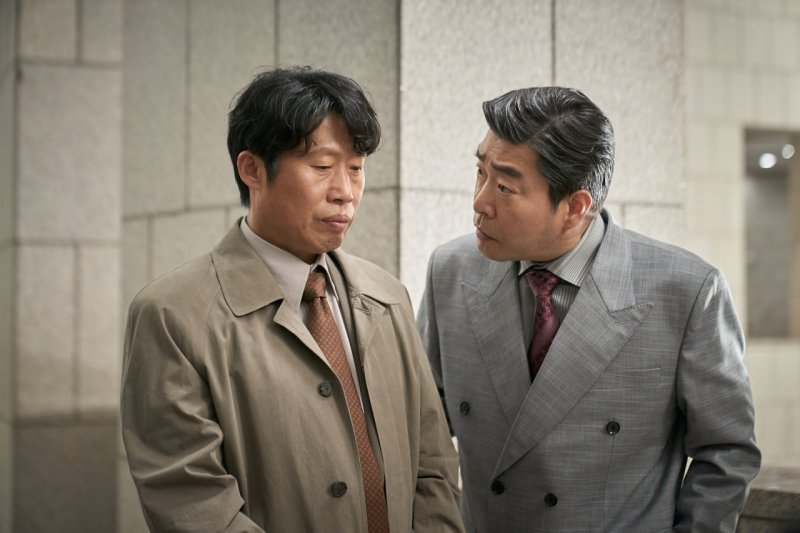 유해진·이제훈의 술맛 나는 인생사 '소주전쟁' 장면. 쇼박스 제공